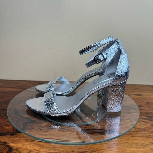 Bandolino Armory Sandal in silver - Picture 2 of 14